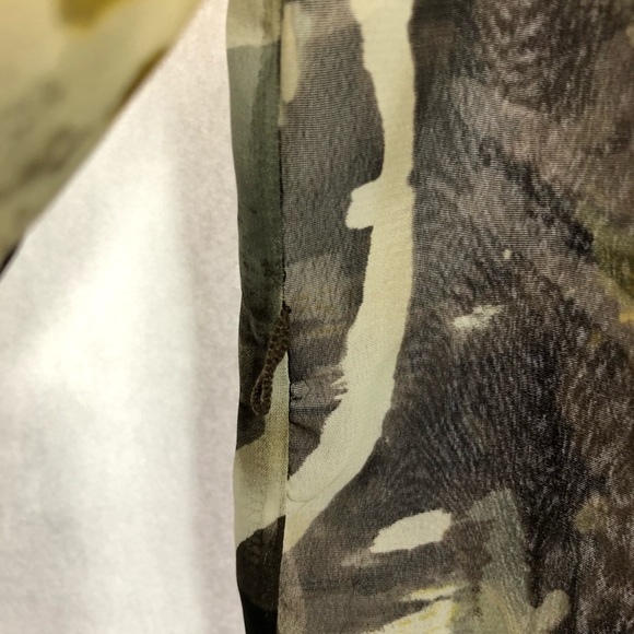 3/$25 Nicole Miller large abstract blouse yellow - Picture 4 of 6